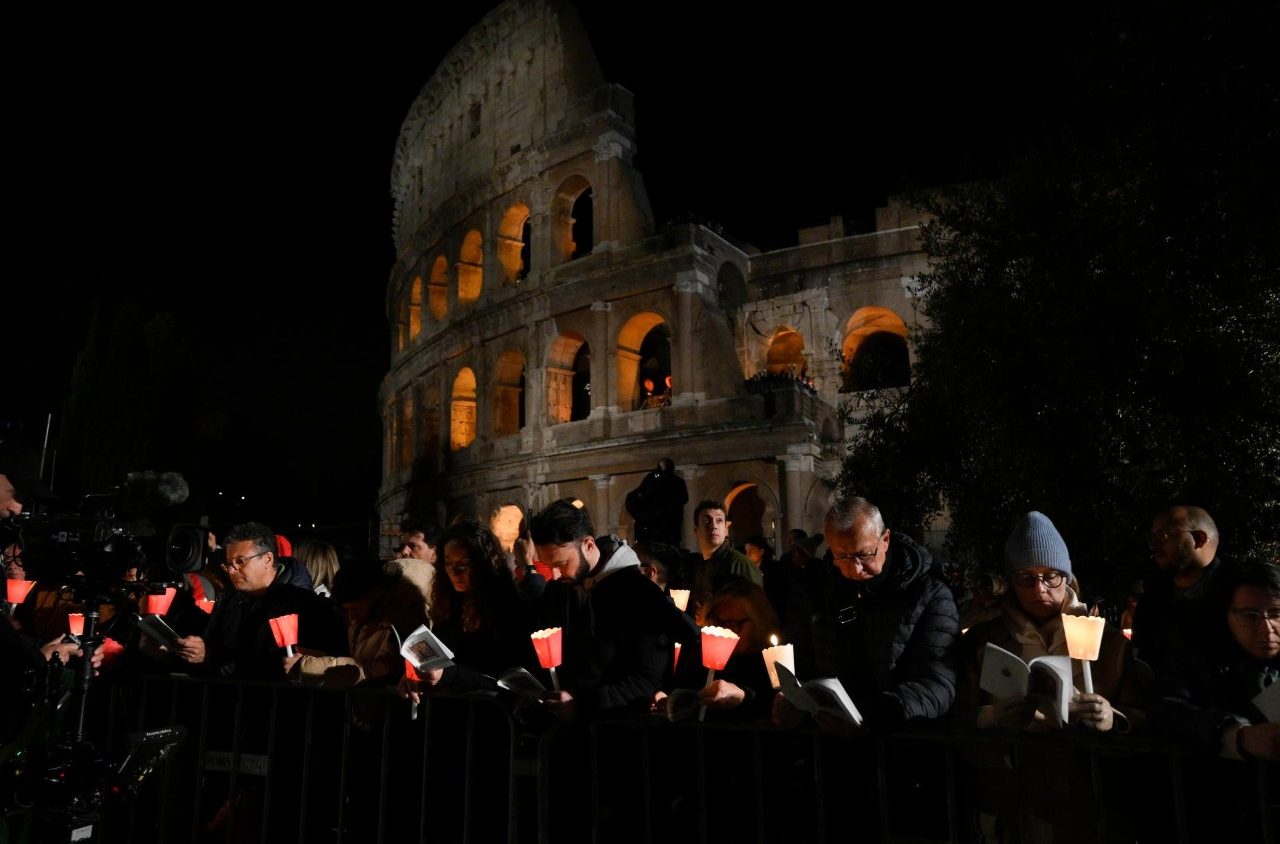 Vía Crucis en el Coliseo: el Papa cargará la Cruz en cada estación