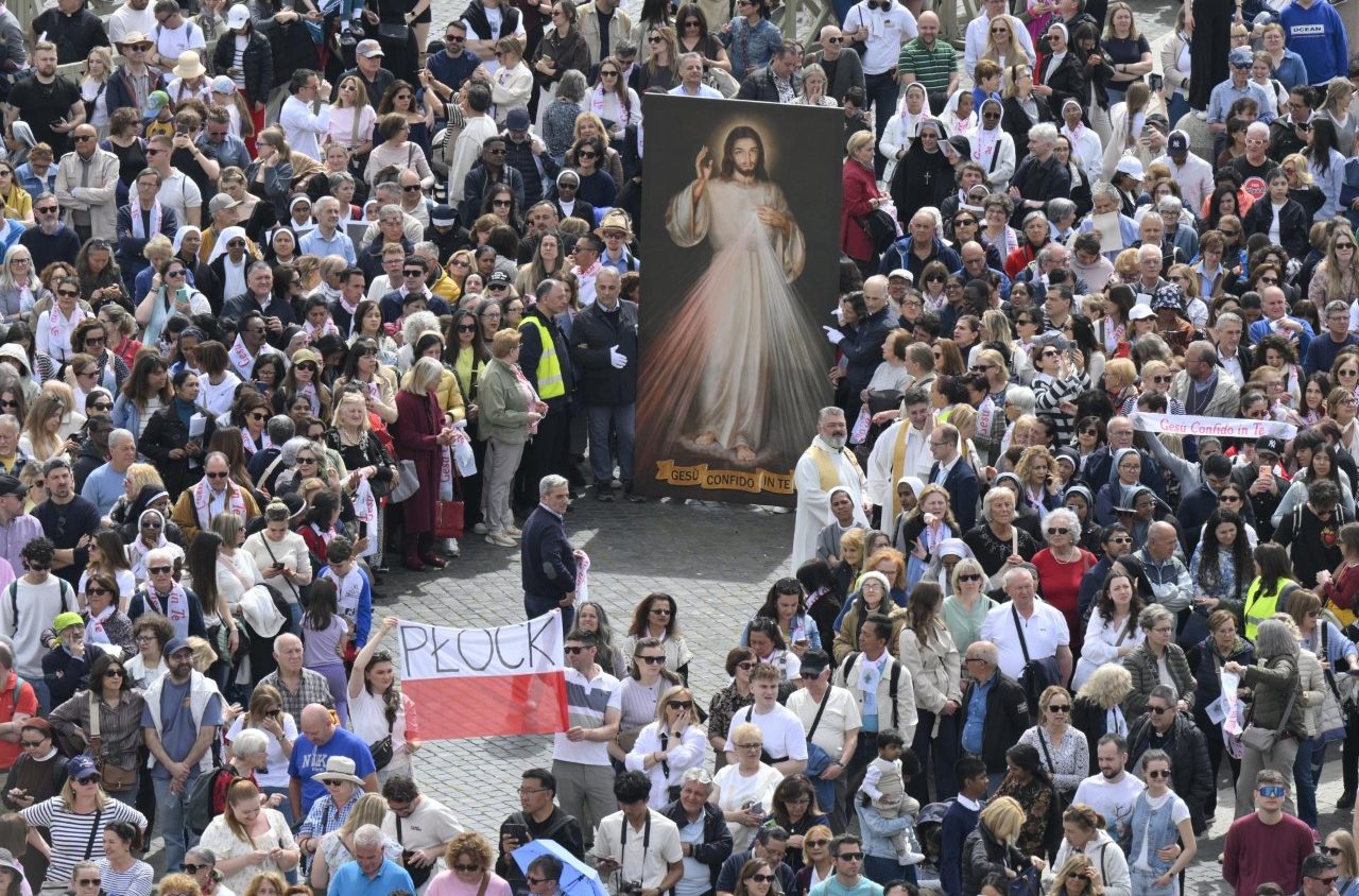 El Papa en el Regina Caeli: “la fe no siempre es fácil, la Eucaristía la sostiene”