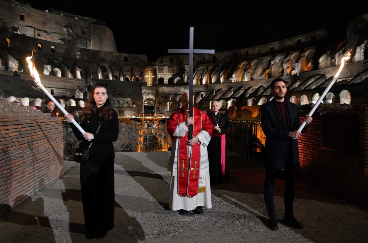 León XIV carga la Cruz en el Coliseo, un gesto que interpela a la humanidad
