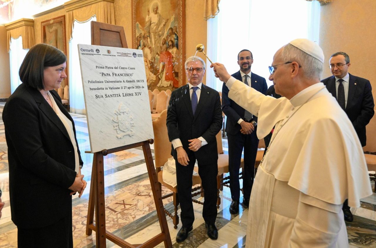 León XIV bendice la primera piedra del «Centro Corazón – Papa Francisco» del Gemelli