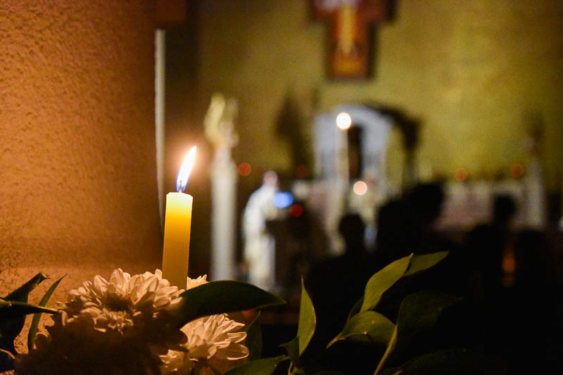 La luz que vence a las tinieblas: La profunda vivencia litúrgica de la Vigilia Pascual