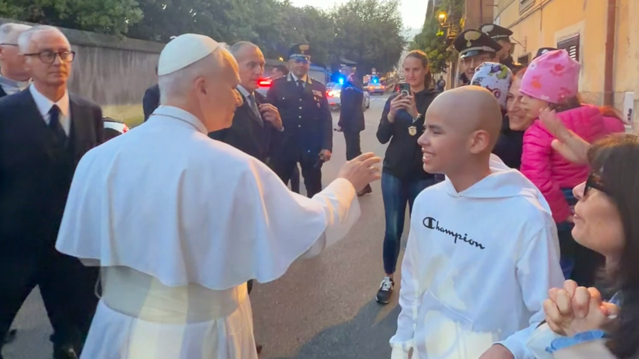 El abrazo entre el Papa e Ignacio en Castel Gandolfo: “Le dije que estoy curado”