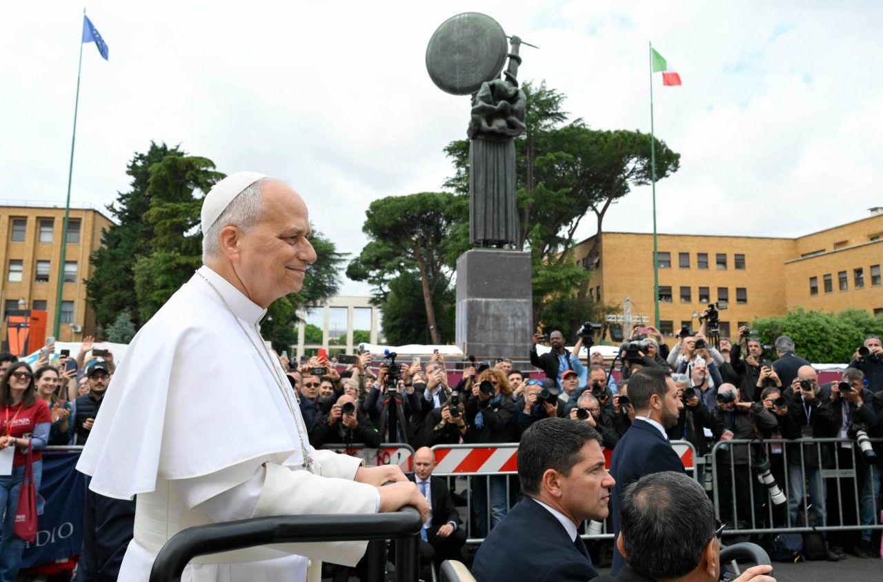 El Papa a los universitarios: sean artesanos de paz, el rearme enriquece a las élites