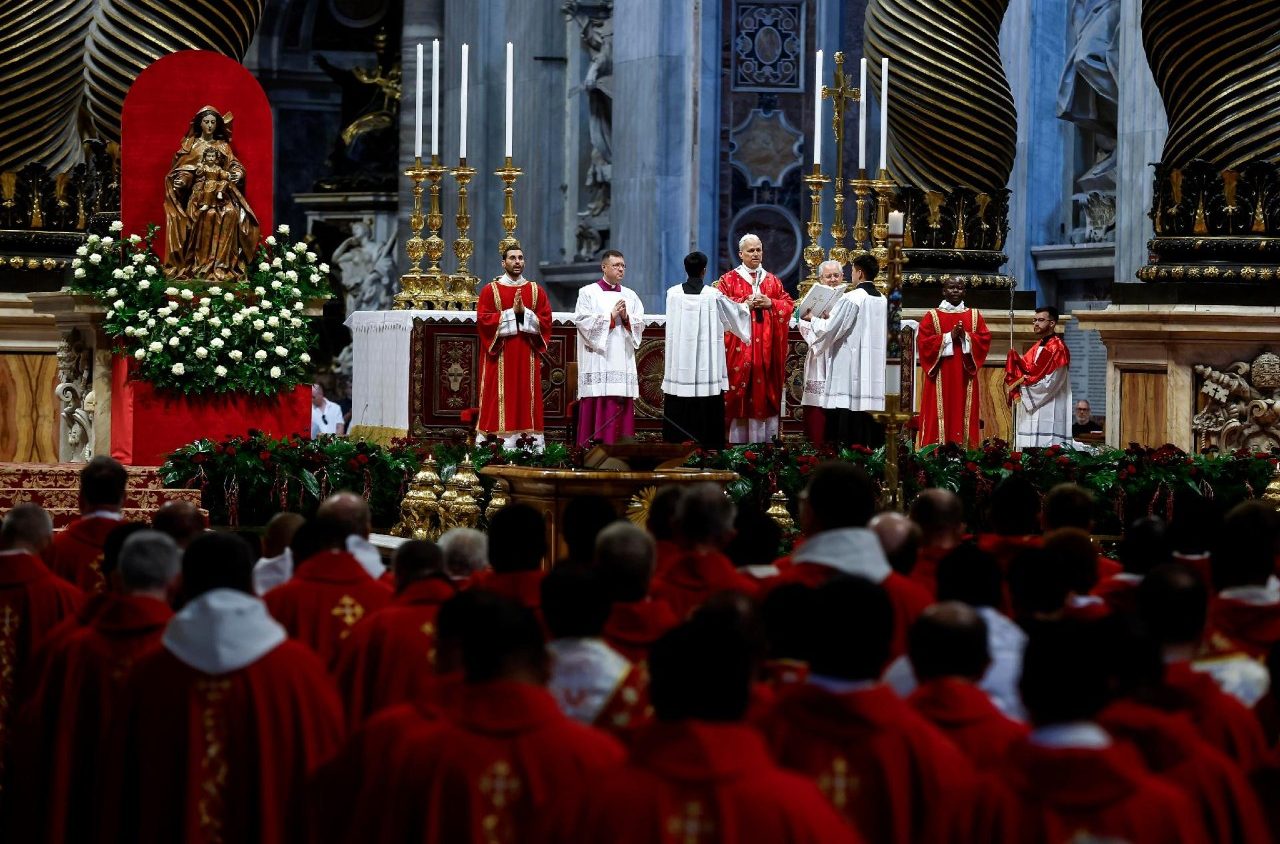 El Papa: El Paráclito nos defiende de los prejuicios que apagan la luz del Evangelio