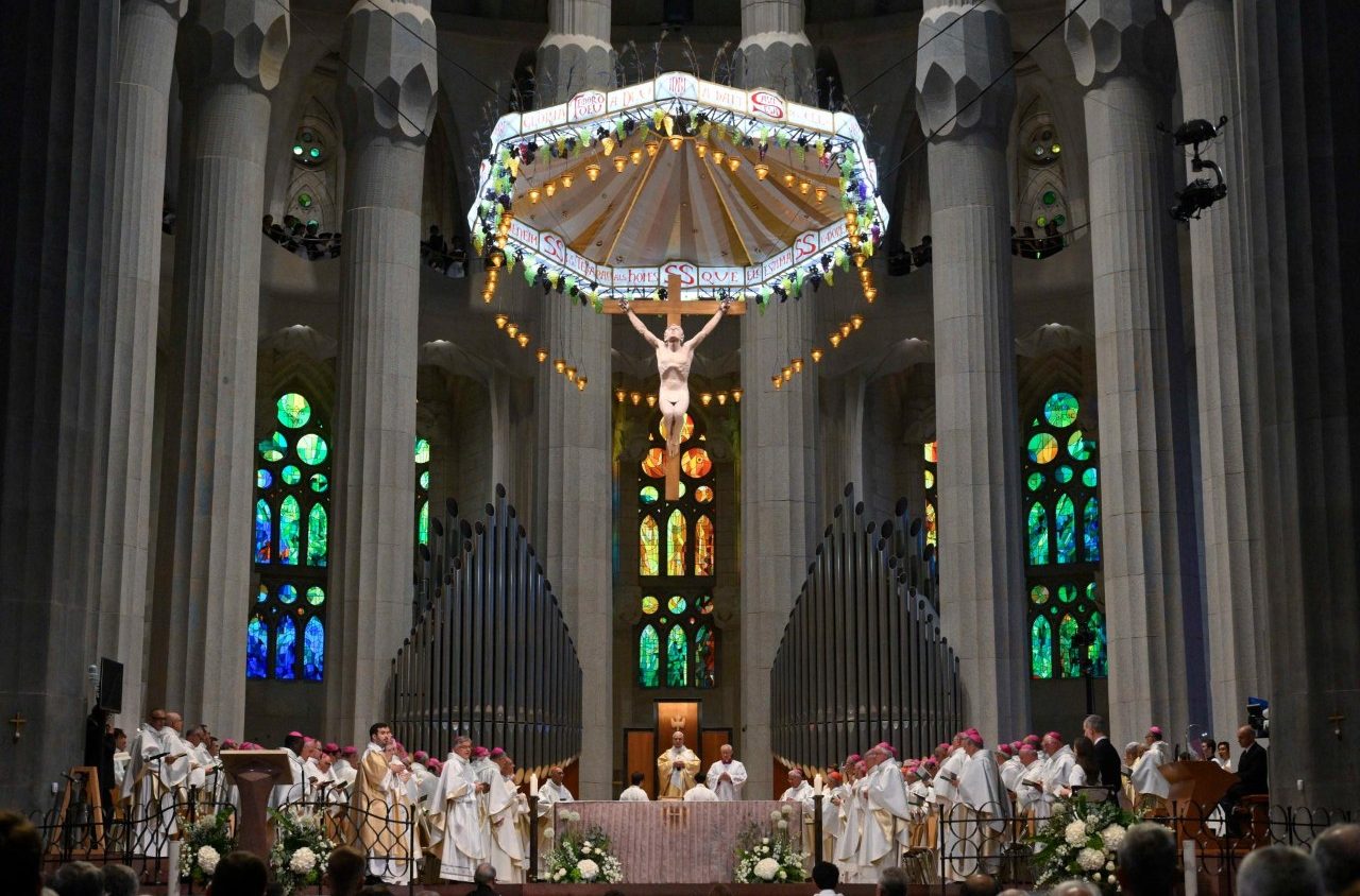 El Papa en la Sagrada Familia: Levantemos el rostro de quienes yacen en el polvo
