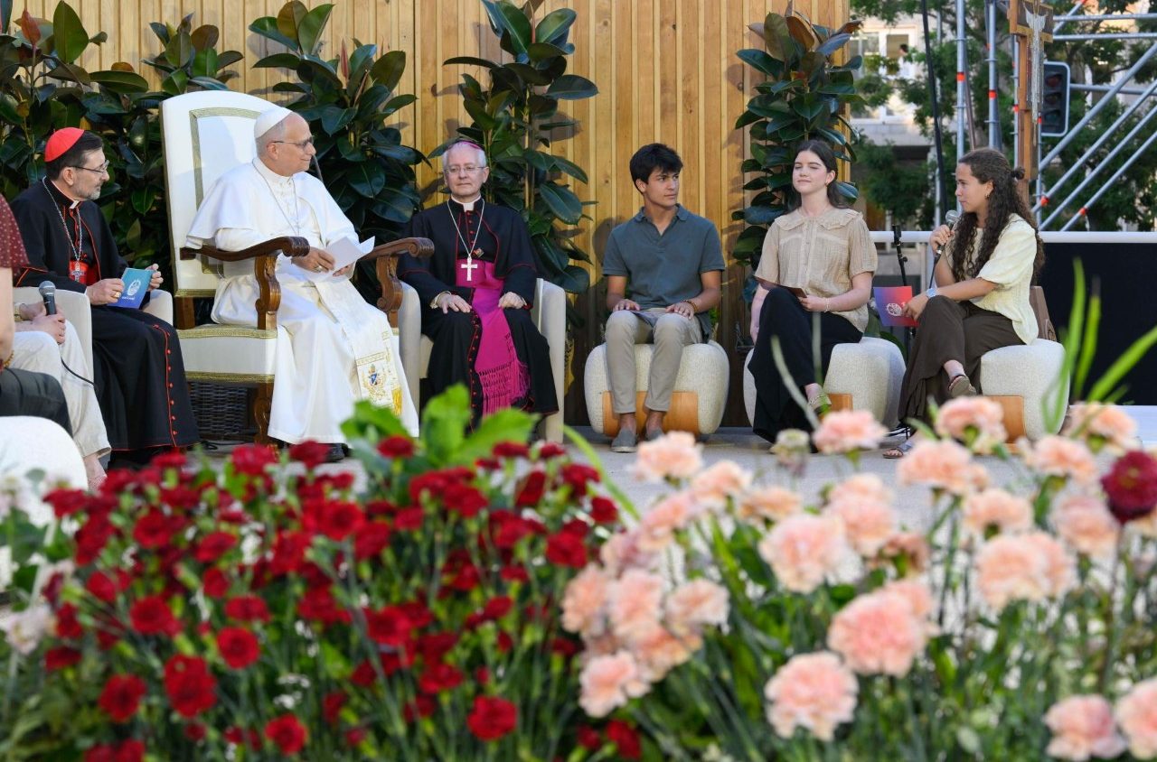 El Papa invita a los jóvenes a «ser humanos», a buscar la justicia y una vida honesta