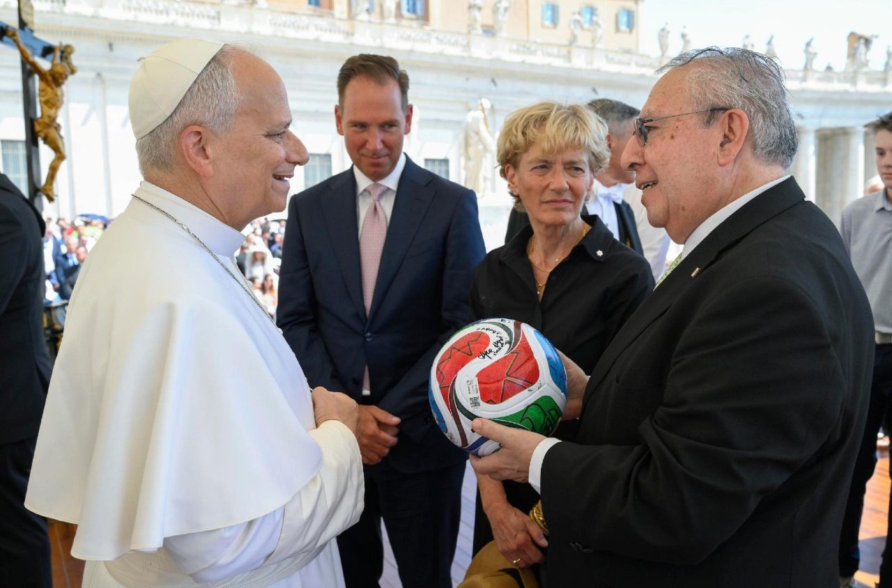 El Papa León XIV recibe el balón oficial de la Copa Mundial de futbol
