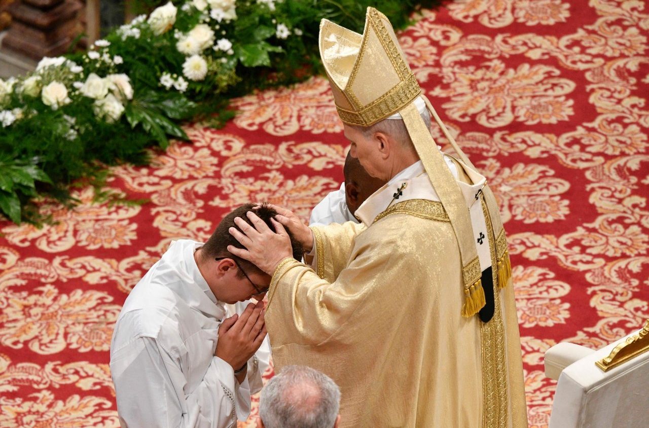 León XIV a los sacerdotes:  Jesús nos quiere santos de todos y para todos