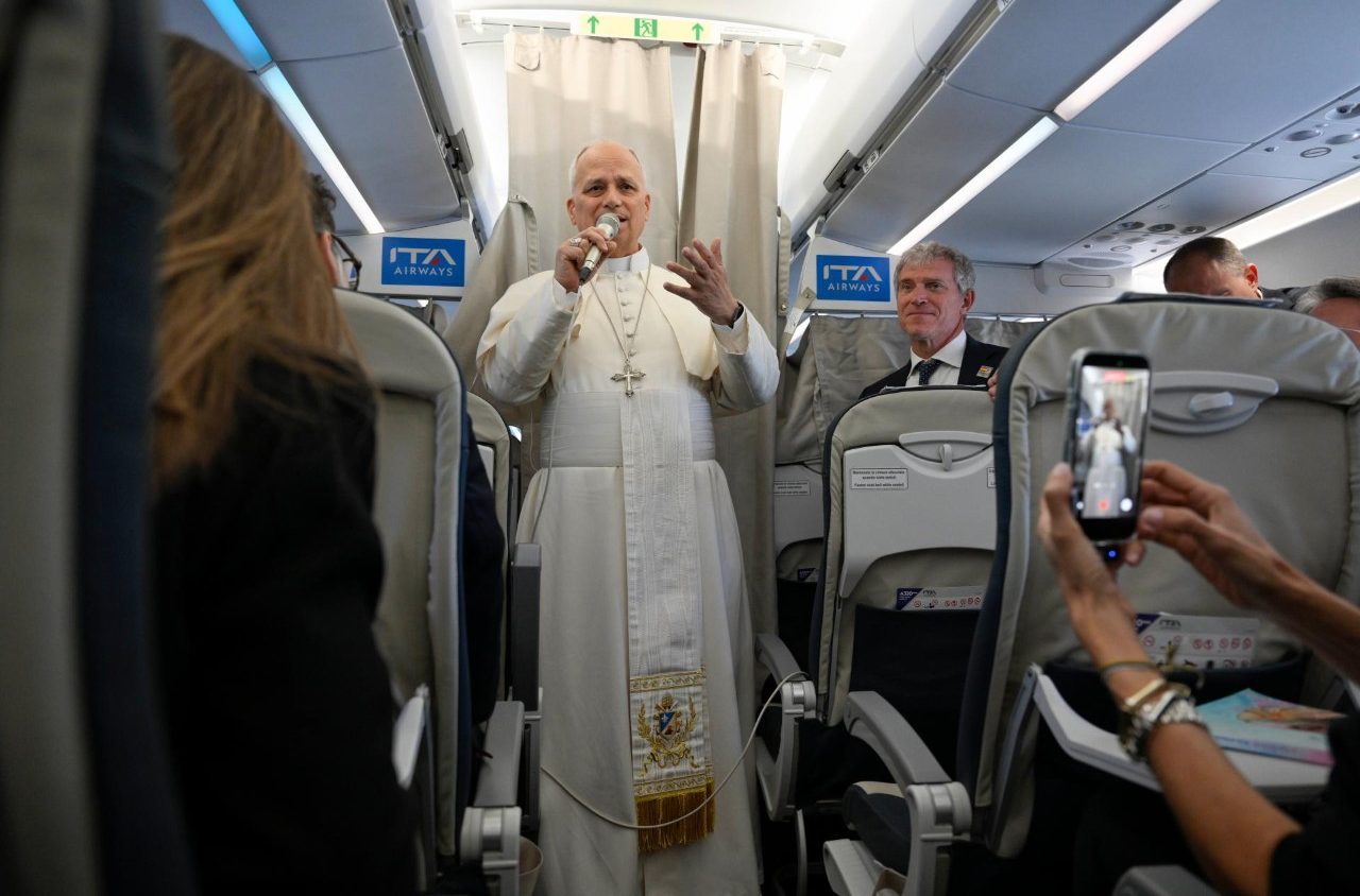 León XIV en el vuelo a España reitera su llamamiento por la paz