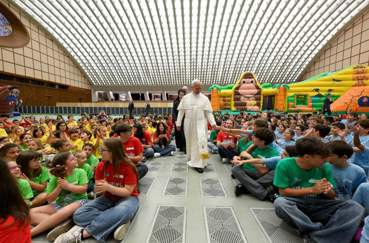 León XIV visita el campamento de verano «Estate Ragazzi» del Vaticano