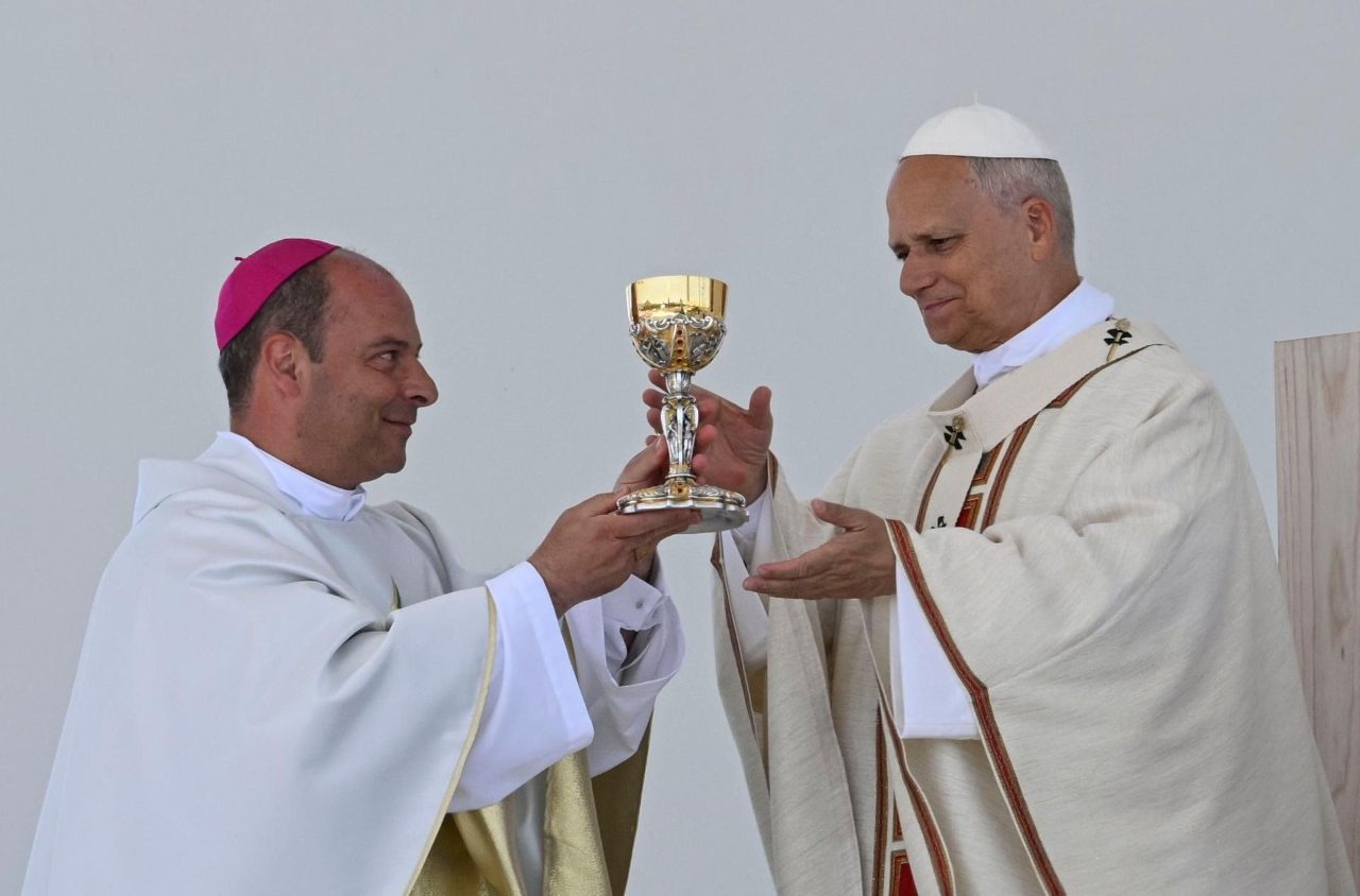 Obispo de Tenerife: El Papa es también canario y en estas islas tiene su casa