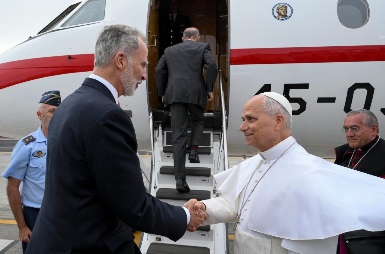 Retraso en el vuelo papal: León XIV regresa a Roma en el avión de Felipe VI