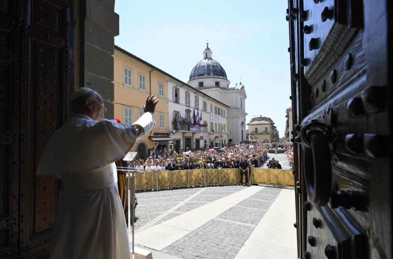 Ángelus en Castel Gandolfo, el Papa: aprovechen también las vacaciones para rezar