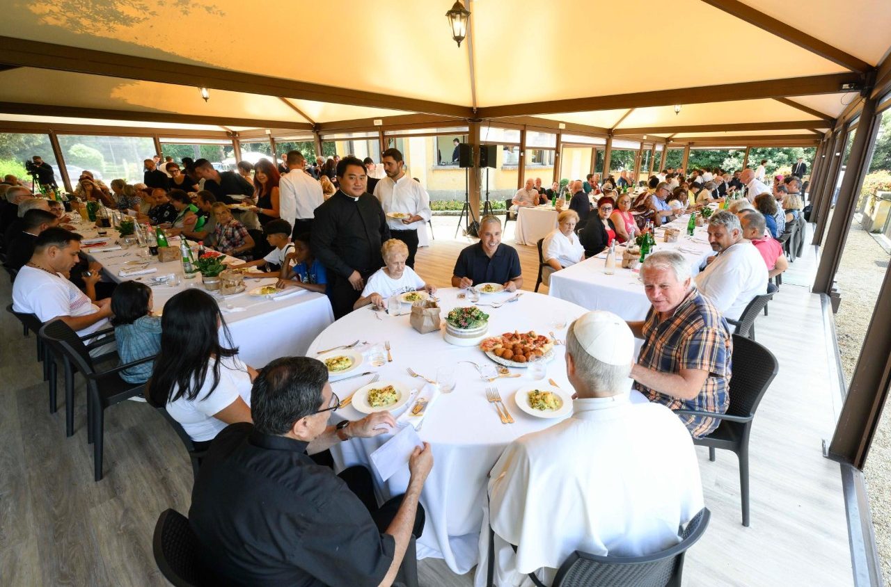 Borgo Laudato si’: Almuerzo del Papa con 200 personas pobres de la Diocesis de Roma