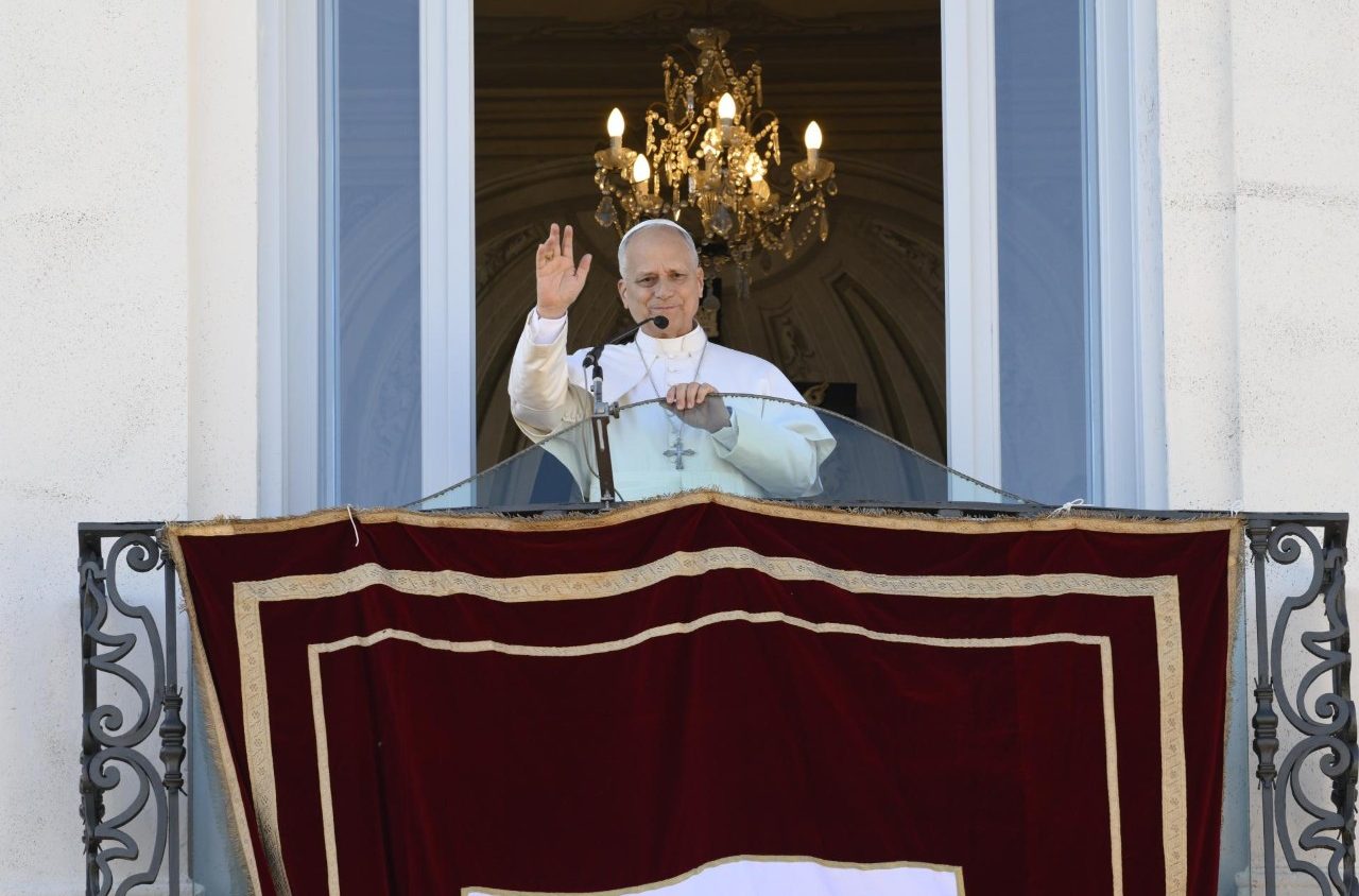 León XIV saluda a los fieles a su llegada a Castel Gandolfo