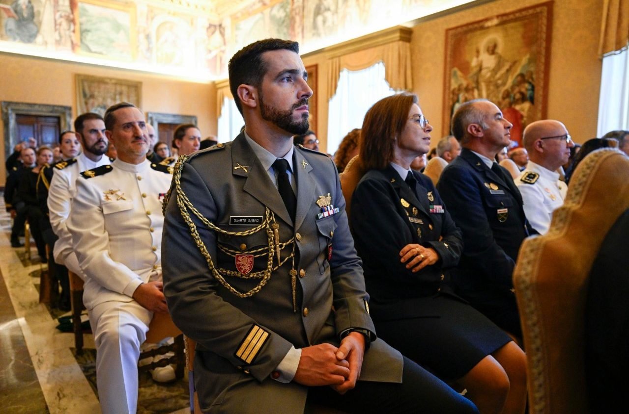 León XIV invita a los militares portugueses a servir con autoridad, humildad y fe