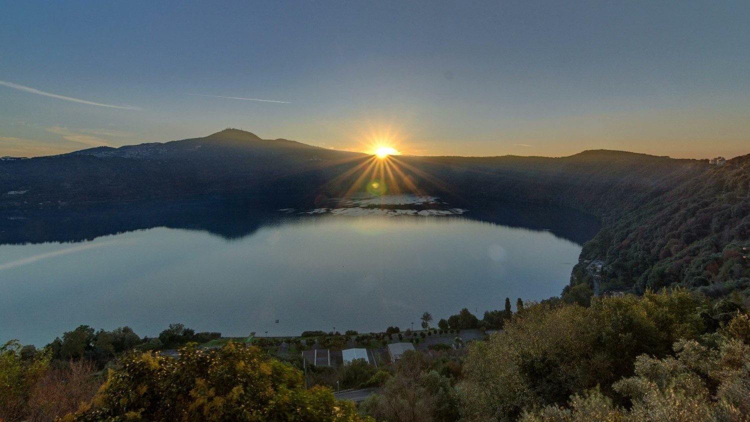 León XIV, primer Papa en procesión por el lago de Albano