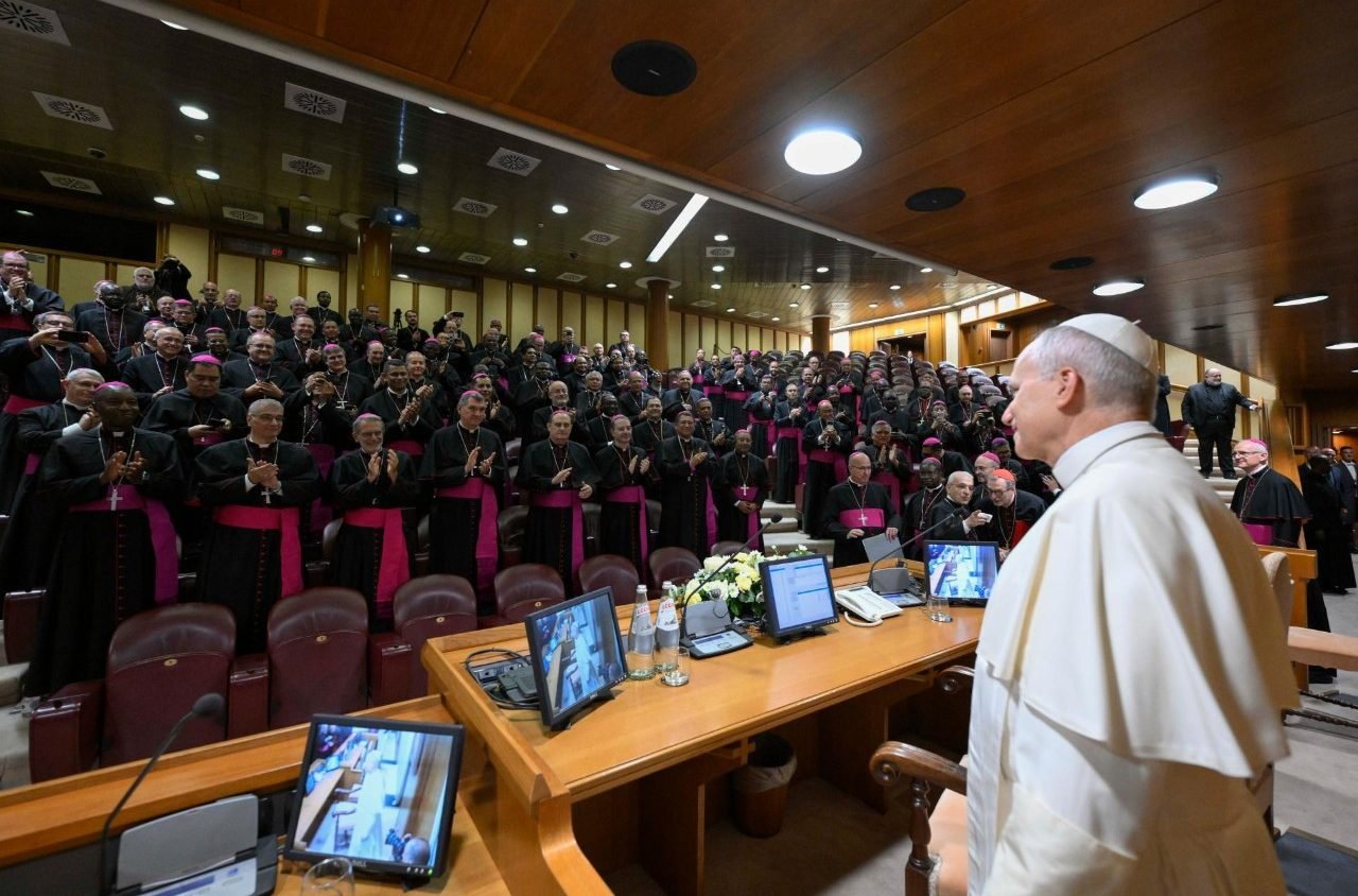 El Papa: «La Iglesia debe dar esperanza ante un mundo inquietante»