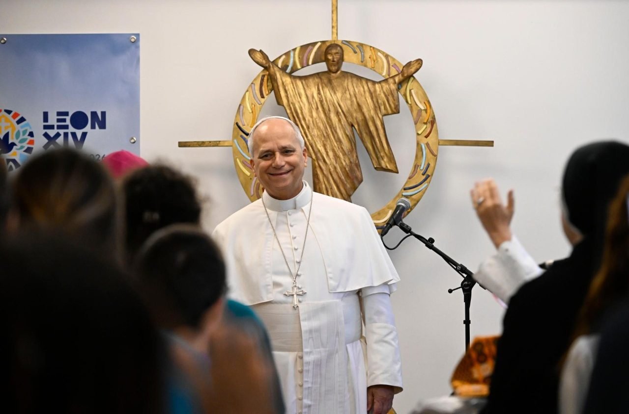 El Papa visita un centro para migrantes en París y destaca la contribución de las mujeres