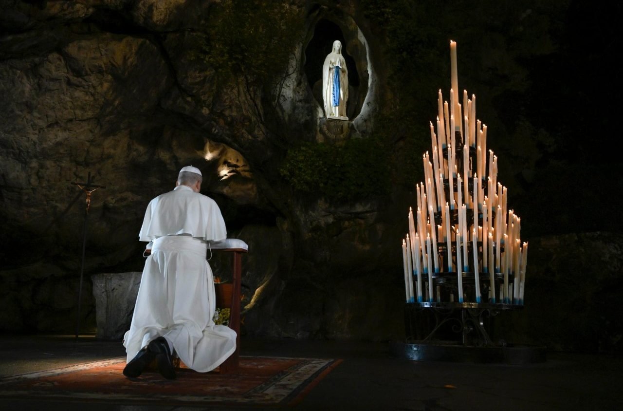 En Lourdes, el Papa encomienda Francia a la Virgen María