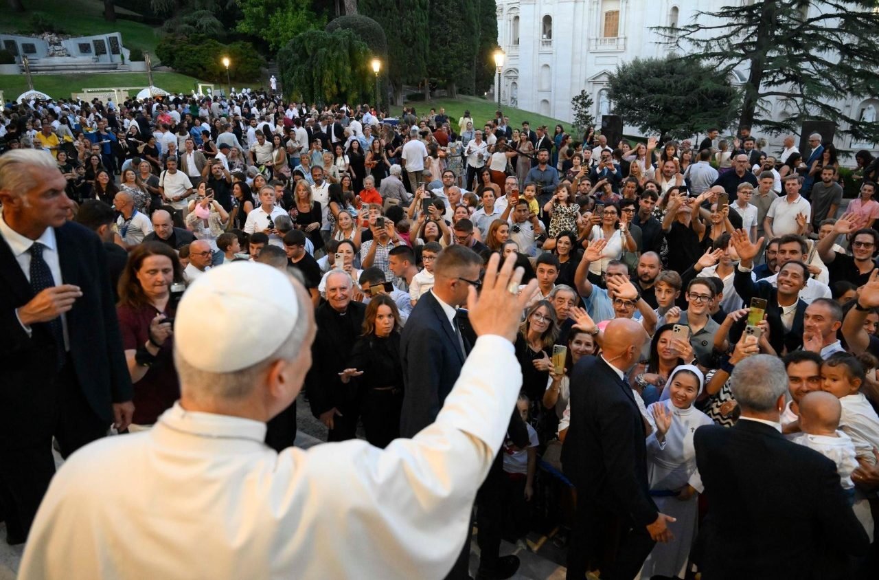 León XIV celebra a las familias del Vaticano y las invita a vivir el amor como un don