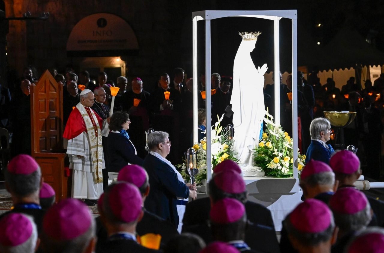 León XIV en Lourdes: una llamada a caminar con María bajo la luz de la esperanza