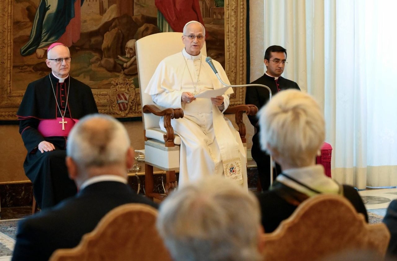 El Papa: Las decisiones que afectan la vida humana nunca deben delegarse
