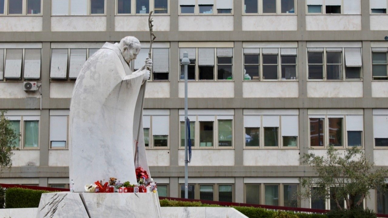 El Papa sale del Policlínico Gemelli a primeras horas de esta tarde