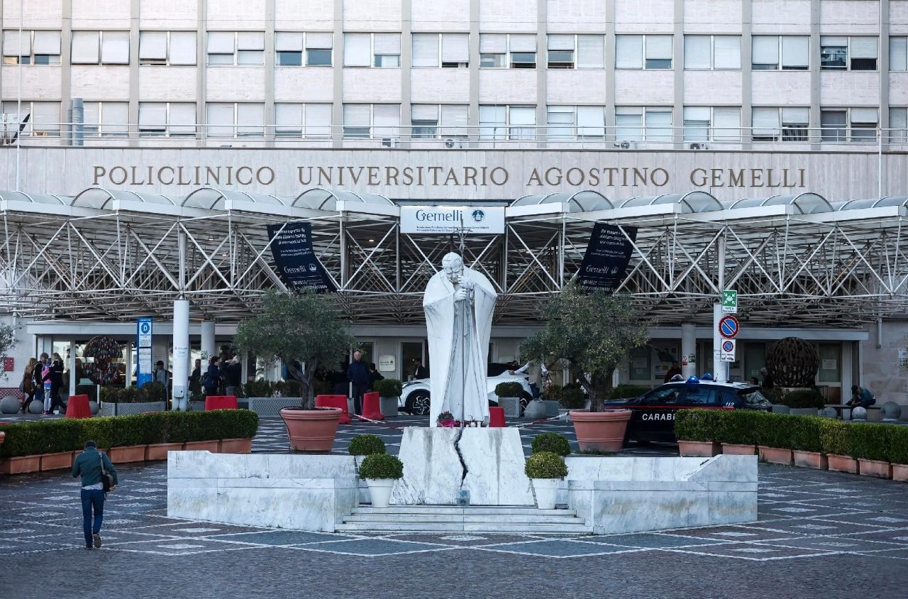 El Papa transcurre una primera noche serena en el hospital