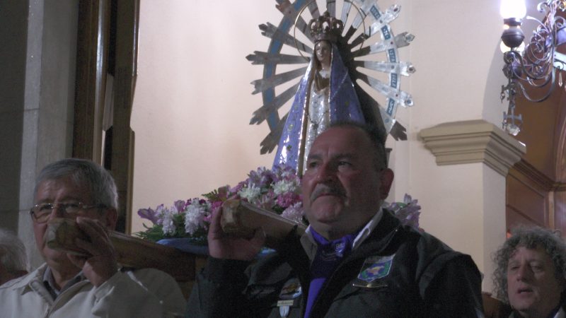 Emocionados: los veteranos junto a la Virgen de Luján